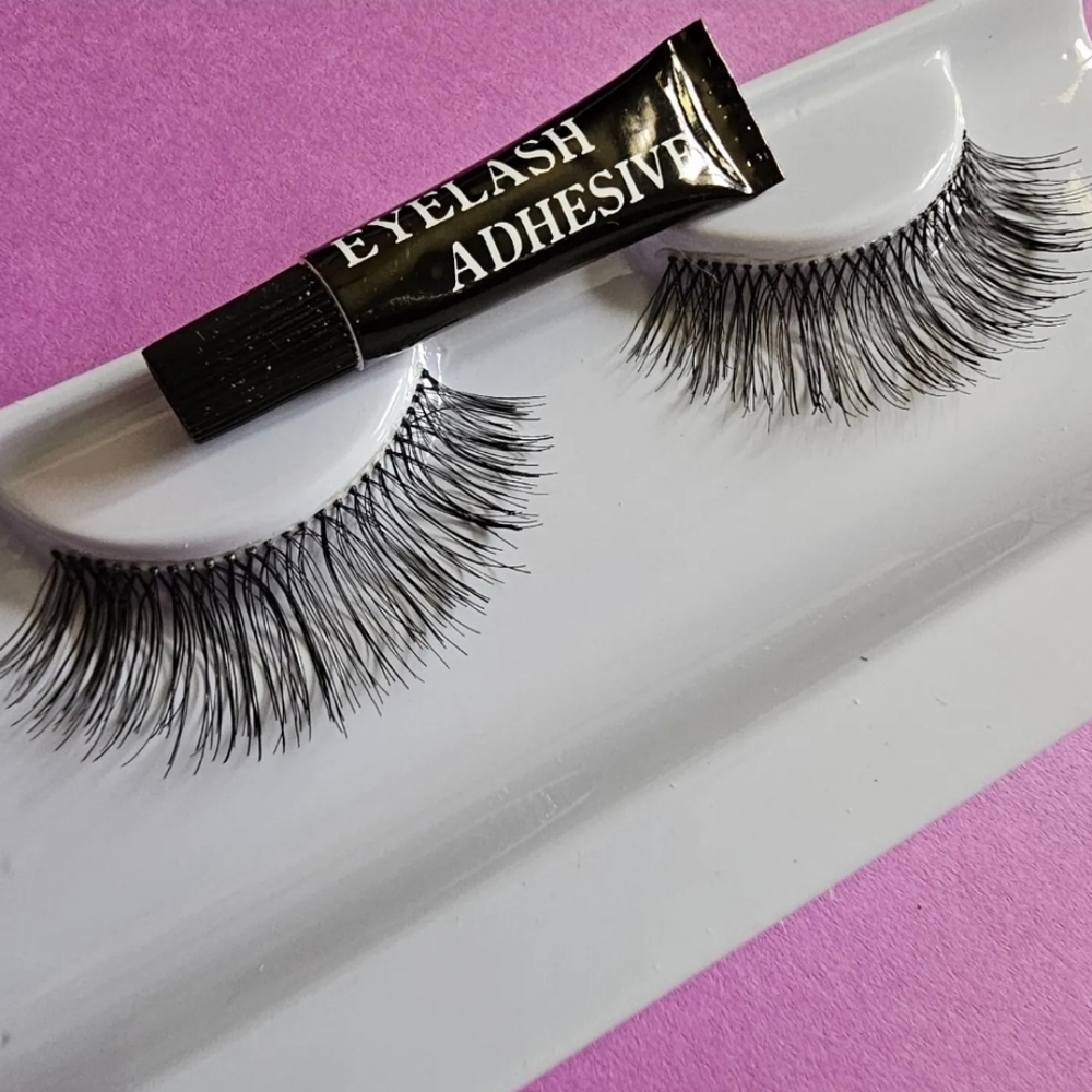 False eyelashes 10 pack of Estée- Meaning "Star" with adhesive. 100% Human Hair